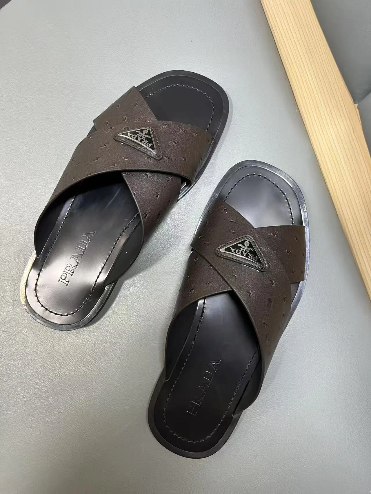 340💰PRADA Prada’s latest slippers are synchronized with the official website. This slipper is made of the brand’s unique and iconic Saffiano leather. The brand logo jumps out from the double straps, and the brand style is clearly visible. Cowhide gives men elegant charm and functional design, making it an ideal choice for vacation and leisure. Size:38-45